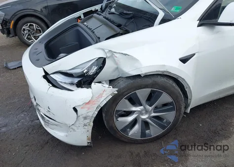 2023 Tesla Model Y Awd/Long Range Dual Motor All-Wheel Drive z USA, uszkodzony, nr VIN 7SAYGAEE7PF610842